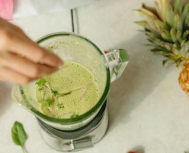 Zblenduj spokój i energię: 7 przepisów na smoothie z różeńcem górskim (Rhodiola rosea)
